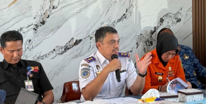 
 Kepala KSOP Muara Angke (temgah) saat paparan