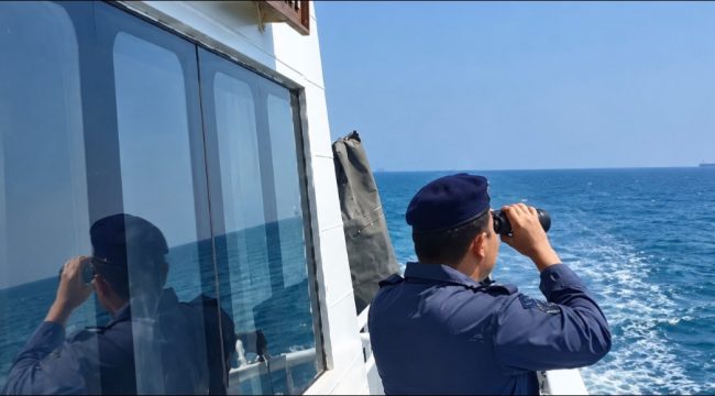 Petugas meneropong mencari korban musibah kapal