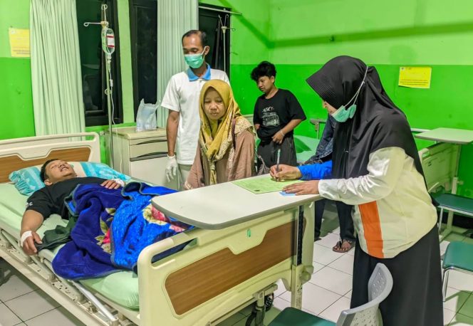 
 Puluhan Ambulans Sampai Kewalahan Membawa Ratusan Korban Dugaan Keracunan MBG di Batang