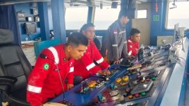 Petugas Disnav Banjarmasin di atas KN Kunyit