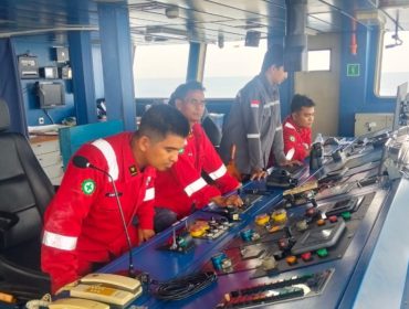 Petugas Disnav Banjarmasin di atas KN Kunyit