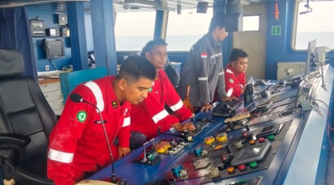 Petugas Disnav Banjarmasin di atas KN Kunyit