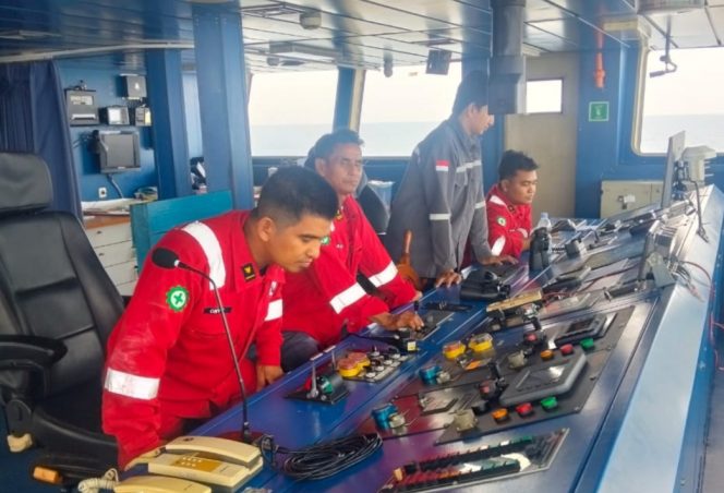
 Petugas Disnav Banjarmasin di atas KN Kunyit