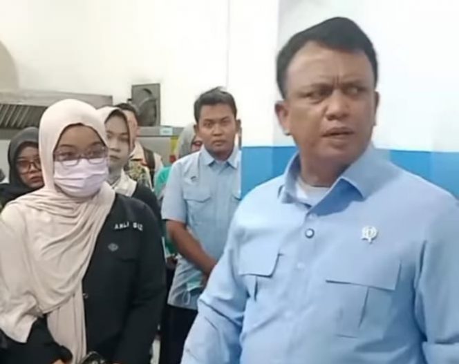 
 Sidak Waka BGN ke SPPG Batang Disambut Sinis Wali Murid Terdampak Keracunan MBG