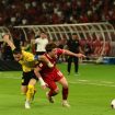 Kapten Timnas Malaysia, Dion Cools (kuning) menahan laju striker Timnas Indonesia, Ole Romeny (merah), saat laga usai berakhir imbang 0-0 dalam ajang FIFA ASEAN Cup 2026 di Stadion Gelora Bung Karno (GBK), Jakarta, Senin (28/9/2026)