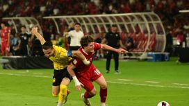 Kapten Timnas Malaysia, Dion Cools (kuning) menahan laju striker Timnas Indonesia, Ole Romeny (merah), saat laga usai berakhir imbang 0-0 dalam ajang FIFA ASEAN Cup 2026 di Stadion Gelora Bung Karno (GBK), Jakarta, Senin (28/9/2026)