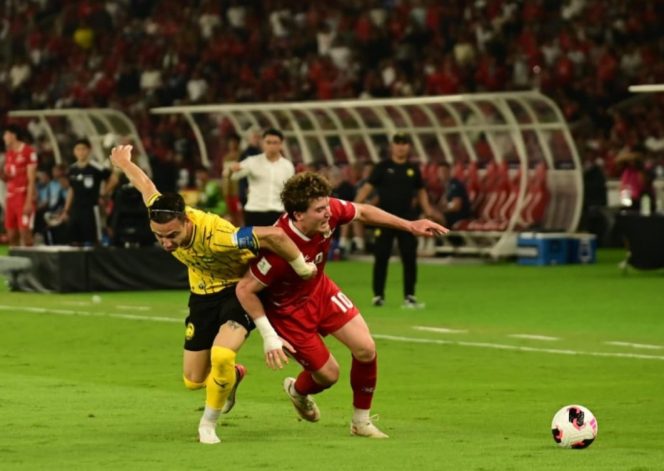 
 Kapten Timnas Malaysia, Dion Cools (kuning) menahan laju striker Timnas Indonesia, Ole Romeny (merah), saat laga usai berakhir imbang 0-0 dalam ajang FIFA ASEAN Cup 2026 di Stadion Gelora Bung Karno (GBK), Jakarta, Senin (28/9/2026)