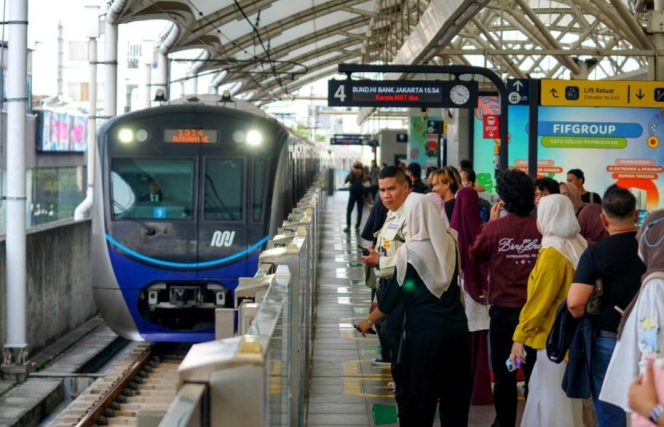 
 Penumpang MRT
