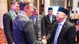 Menhub Dudy berbincang dengan para Dubes