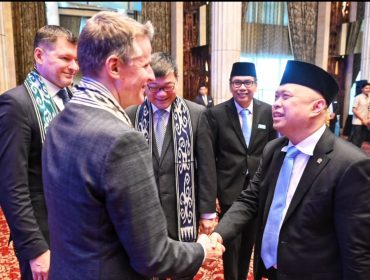 Menhub Dudy berbincang dengan para Dubes
