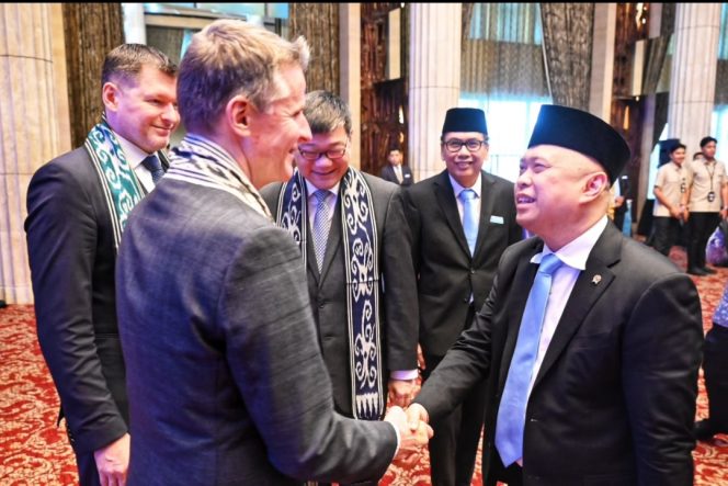 
 Menhub Dudy berbincang dengan para Dubes 