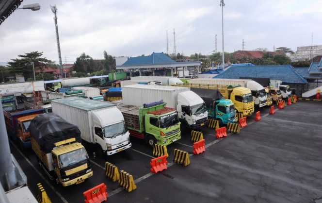
 Truk di Pelabuhan Penyeberangan