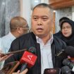 Menhub Dudy didampingi Dirjen Hubdat di Gedung DPR