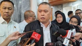 Menhub Dudy didampingi Dirjen Hubdat di Gedung DPR