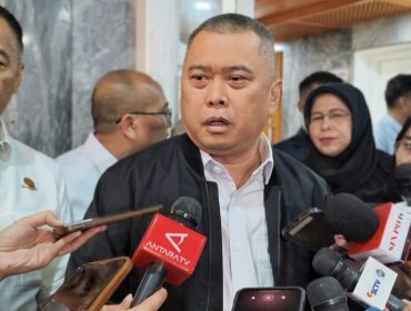 Menhub Dudy didampingi Dirjen Hubdat di Gedung DPR