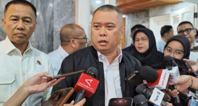 
 Menhub Dudy didampingi Dirjen Hubdat di Gedung DPR