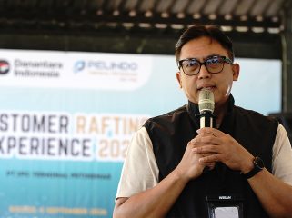 Plt Direktur Komersial dan Pengembangan Bisnis IPC TPK, Yanuar Evyanto menyampaikan sambutan pembuka pada kegiatan Customer Rafting Experience 2026