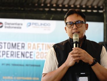 Plt Direktur Komersial dan Pengembangan Bisnis IPC TPK, Yanuar Evyanto menyampaikan sambutan pembuka pada kegiatan Customer Rafting Experience 2026