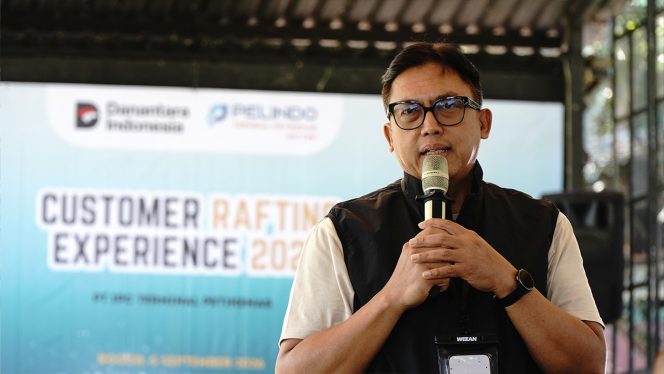 
 Plt Direktur Komersial dan Pengembangan Bisnis IPC TPK, Yanuar Evyanto menyampaikan sambutan pembuka pada kegiatan Customer Rafting Experience 2026