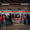 Penumpang saat naik turun rangkaian KRL. (Ilustrasi/KAI Commuter)