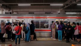 Penumpang saat naik turun rangkaian KRL. (Ilustrasi/KAI Commuter)