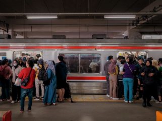 Penumpang saat naik turun rangkaian KRL. (Ilustrasi/KAI Commuter)