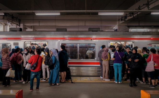 
 Penumpang saat naik turun rangkaian KRL. (Ilustrasi/KAI Commuter)