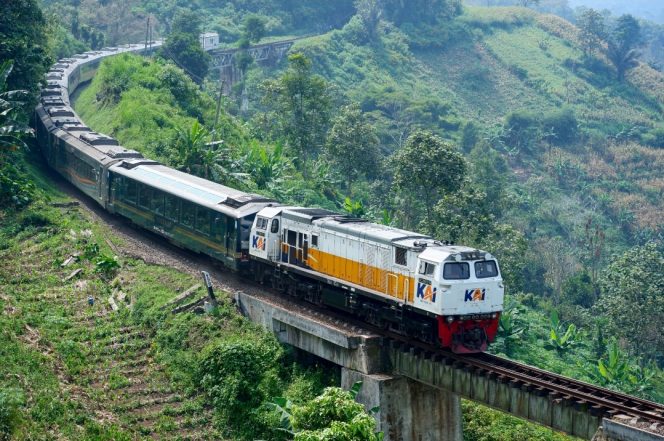 
 KAI Daop 1 Pantau Jalur Kereta di Tengah Sebaran Abu Gunung Anak Krakatau: Perjalanan Aman