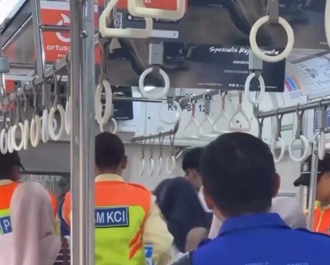 
 Penumpang Melahirkan di Kereta KRL Rute Serpong