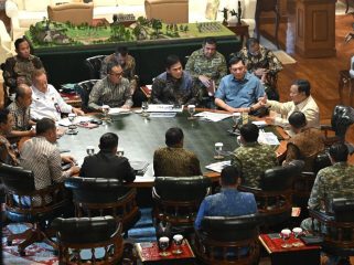 Presiden Prabowo Subianto memimpin rapat membahas sejumlah isu strategis bersama Panglima TNI, para Kepala Staf Angkatan, serta sejumlah menteri dan pejabat terkait di kediamannya di Hambalang, Kabupaten Bogor, Provinsi Jawa Barat, pada Sabtu, 29 Agustus 2026. Foto: BPMI Setpres