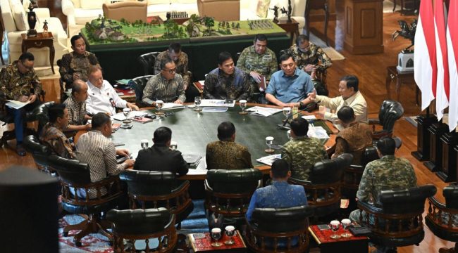 Presiden Prabowo Subianto memimpin rapat membahas sejumlah isu strategis bersama Panglima TNI, para Kepala Staf Angkatan, serta sejumlah menteri dan pejabat terkait di kediamannya di Hambalang, Kabupaten Bogor, Provinsi Jawa Barat, pada Sabtu, 29 Agustus 2026. Foto: BPMI Setpres