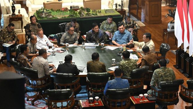 
 Presiden Prabowo Subianto memimpin rapat membahas sejumlah isu strategis bersama Panglima TNI, para Kepala Staf Angkatan, serta sejumlah menteri dan pejabat terkait di kediamannya di Hambalang, Kabupaten Bogor, Provinsi Jawa Barat, pada Sabtu, 29 Agustus 2026. Foto: BPMI Setpres