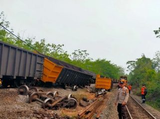 Dua kereta api pengangkut batu bara rangkaian panjang (babaranjang) mengalami kecelakaan di emplasemen Stasiun Talang Baru, Desa Talang Baru, Kecamatan Peninjauan, Kabupaten Ogan Komering Ulu (OKU), Sumatera Selatan, Kamis (15/10/2026) dini hari. (Polres OKU)