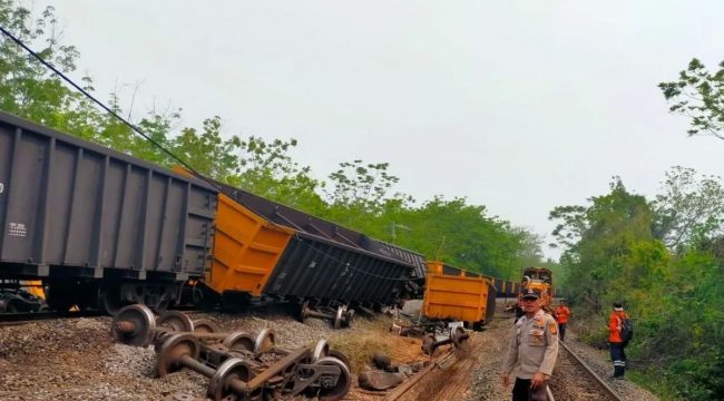 Dua kereta api pengangkut batu bara rangkaian panjang (babaranjang) mengalami kecelakaan di emplasemen Stasiun Talang Baru, Desa Talang Baru, Kecamatan Peninjauan, Kabupaten Ogan Komering Ulu (OKU), Sumatera Selatan, Kamis (15/10/2026) dini hari. (Polres OKU)