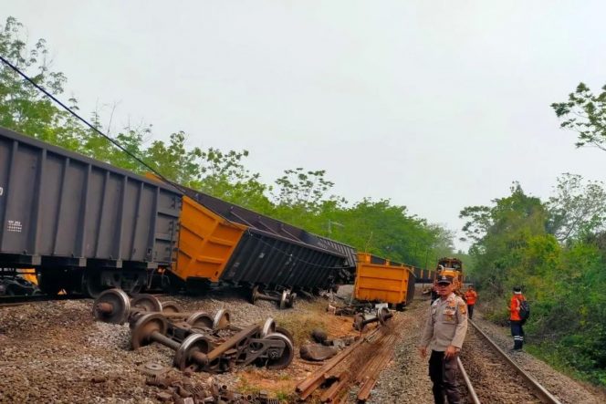 
 Dua kereta api pengangkut batu bara rangkaian panjang (babaranjang) mengalami kecelakaan di emplasemen Stasiun Talang Baru, Desa Talang Baru, Kecamatan Peninjauan, Kabupaten Ogan Komering Ulu (OKU), Sumatera Selatan, Kamis (15/10/2026) dini hari. (Polres OKU)