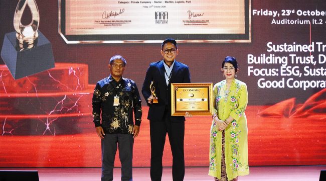 Daniel Setiawan selaku Senior Manager Sekretariat Perusahaan IPC TPK menerima penghargaan IARA V 2026