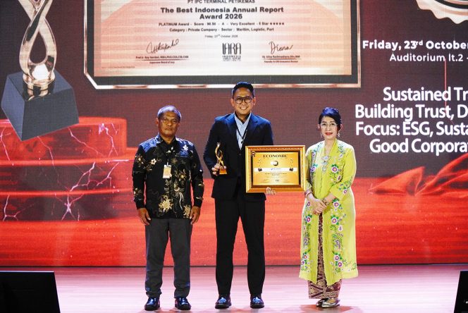 
 Daniel Setiawan selaku Senior Manager Sekretariat Perusahaan IPC TPK menerima penghargaan IARA V 2026