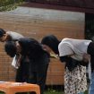 Teater Ruang Baca - Anggota Komunitas Ruang Baca mementaskan teater tentang perjalanan sembilan tahun komunitas tersebut di hadapan pengunjung di Kota Langsa, Sabtu malam (3/10/2026). Foto: Dok. /Ricky Syahrudi