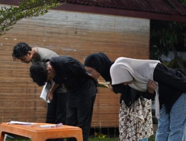 Teater Ruang Baca - Anggota Komunitas Ruang Baca mementaskan teater tentang perjalanan sembilan tahun komunitas tersebut di hadapan pengunjung di Kota Langsa, Sabtu malam (3/10/2026). Foto: Dok. /Ricky Syahrudi