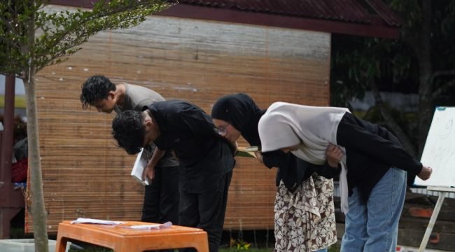 Teater Ruang Baca - Anggota Komunitas Ruang Baca mementaskan teater tentang perjalanan sembilan tahun komunitas tersebut di hadapan pengunjung di Kota Langsa, Sabtu malam (3/10/2026). Foto: Dok. /Ricky Syahrudi