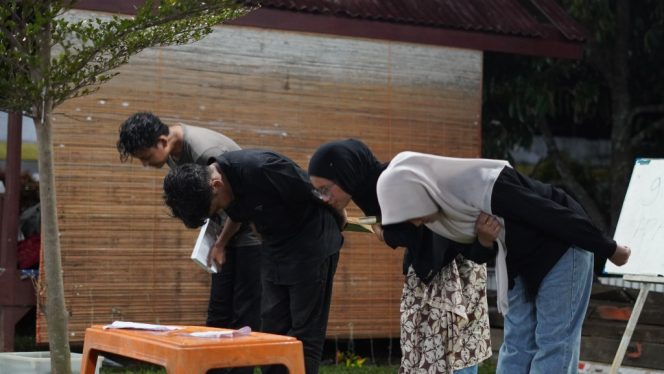 
 Teater Ruang Baca - Anggota Komunitas Ruang Baca mementaskan teater tentang perjalanan sembilan tahun komunitas tersebut di hadapan pengunjung di Kota Langsa, Sabtu malam (3/10/2026). Foto: Dok. /Ricky Syahrudi