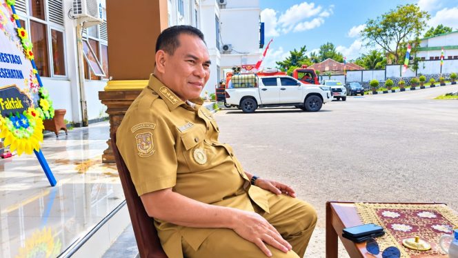 
 Kekeringan Hampir Empat Bulan, Bupati Fakfak Kerahkan Seluruh OPD Bantu Salurkan Air Bersih