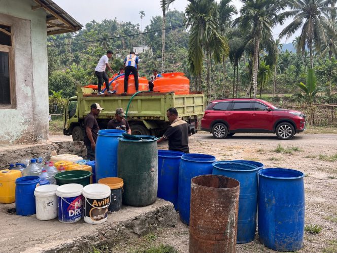
 Di Tengah Kekeringan Hampir Empat Bulan, PUPR2KP  Alirkan Air Bersih ke Kampung Lusiferi
