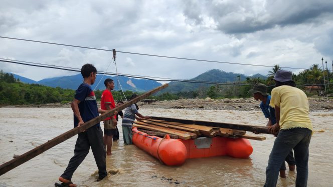 
 Jembatan Putus dan Kabar Bendungan Alami, Warga Reje Payung Mengungsi ke Tiga Desa