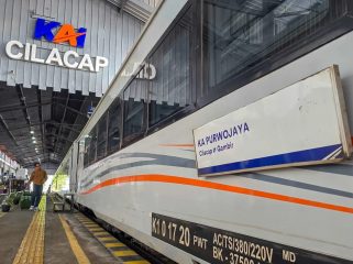 KA Purwojaya melayani perjalanan relasi Cilacap–Kroya–Gambir dengan pertumbuhan pelanggan 84,55 persen sepanjang Januari–September 2026.(Ist)