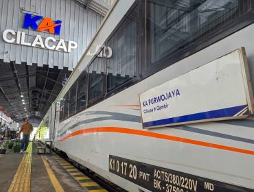 KA Purwojaya melayani perjalanan relasi Cilacap–Kroya–Gambir dengan pertumbuhan pelanggan 84,55 persen sepanjang Januari–September 2026.(Ist)