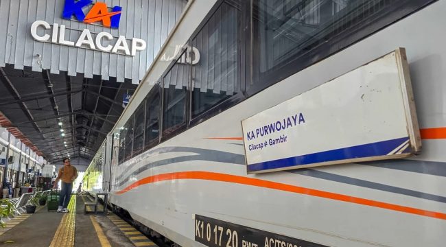 KA Purwojaya melayani perjalanan relasi Cilacap–Kroya–Gambir dengan pertumbuhan pelanggan 84,55 persen sepanjang Januari–September 2026.(Ist)
