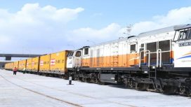 Kereta api angkutan petikemas KAI mendukung distribusi logistik nasional dengan volume angkutan tumbuh 19,57 persen hingga September 2026.(Ist by KAI)