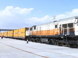 Kereta api angkutan petikemas KAI mendukung distribusi logistik nasional dengan volume angkutan tumbuh 19,57 persen hingga September 2026.(Ist by KAI)