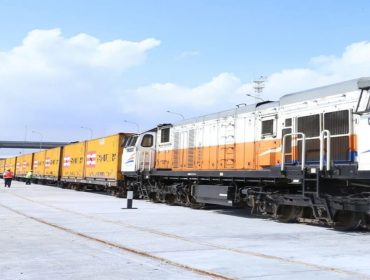 Kereta api angkutan petikemas KAI mendukung distribusi logistik nasional dengan volume angkutan tumbuh 19,57 persen hingga September 2026.(Ist by KAI)